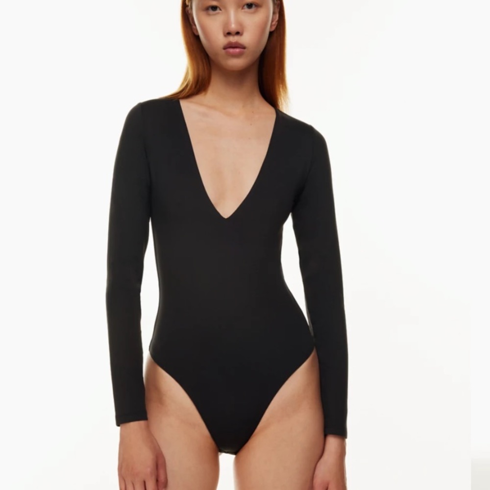 BNWOT aritzia v neck contour bodysuit XXS